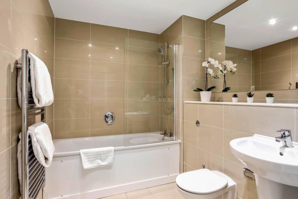 Stunning 2 Bed/2 Bath In Town Centre & Parking! Bracknell Exterior foto