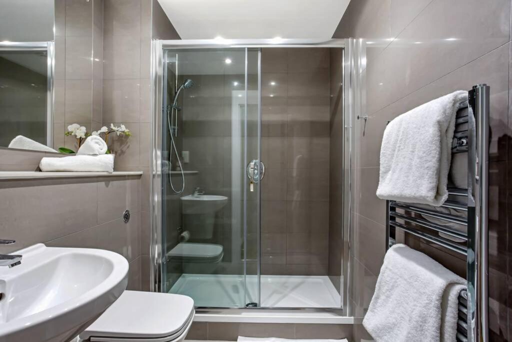 Stunning 2 Bed/2 Bath In Town Centre & Parking! Bracknell Exterior foto