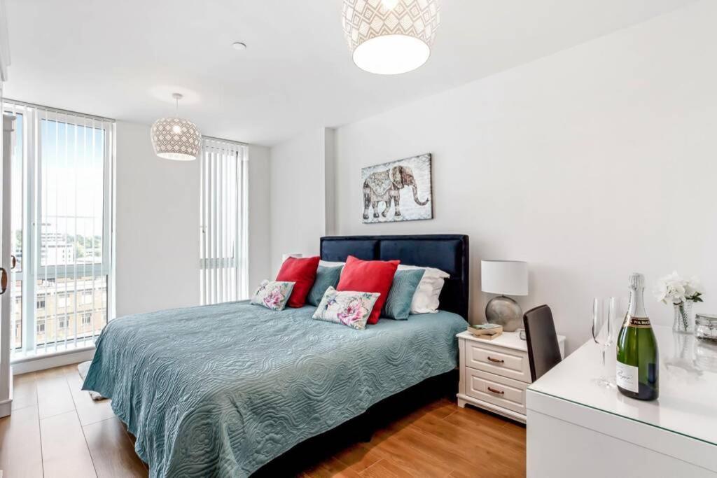 Stunning 2 Bed/2 Bath In Town Centre & Parking! Bracknell Exterior foto